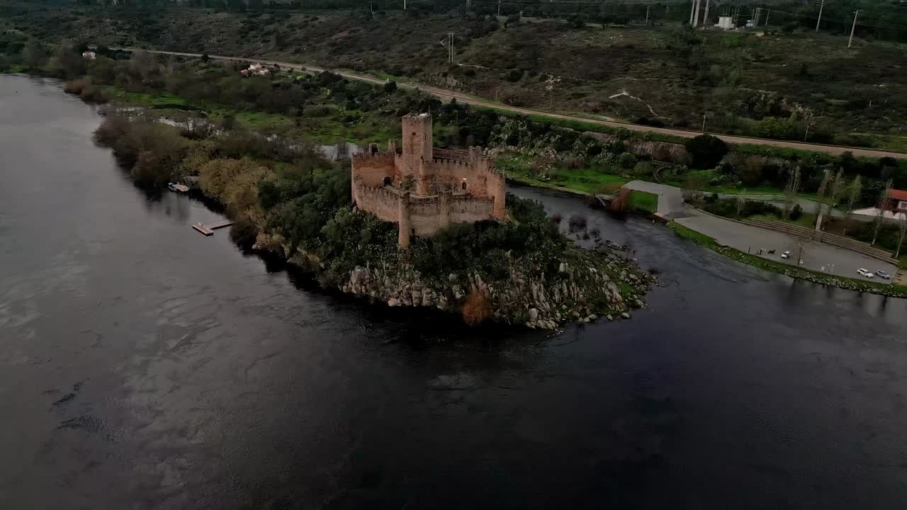 Vista drone del Castello di Almourol in Portogallo su una piccola isola fluviale.