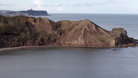 paralaje aéreo de la costa de north yorkshire con la ciudad de scarborough en la distancia
