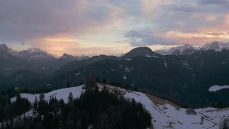 Bergsonnenuntergang-In-Verschneiter-Landschaft-Mit-Schnee,-Sonnenlicht-Und-Wald