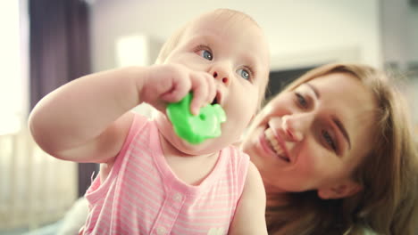 Mutter-Küsst-Baby.-Schöne-Mutter-Küsst-Tochter.-Mutterschaftskonzept