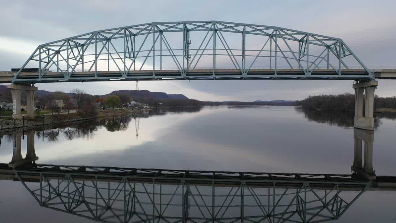 다리 아래의 강 풍경