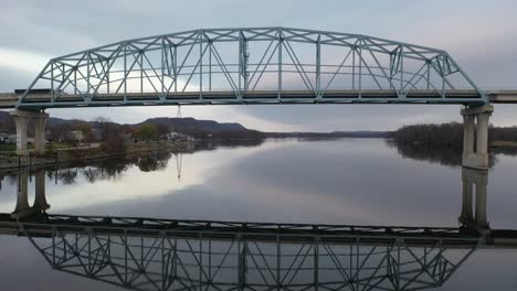 vista del río bajo un puente