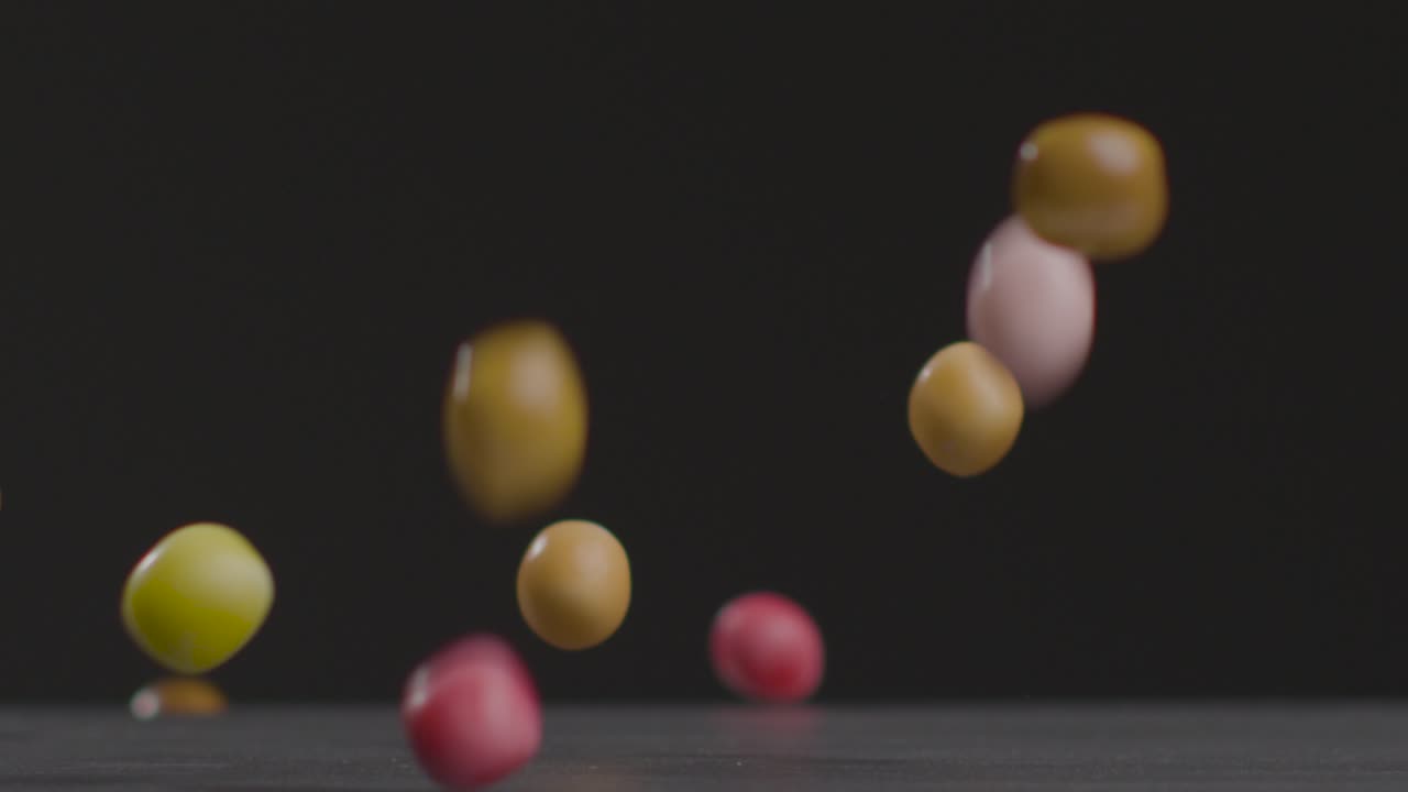 다채로운 사탕이 떨어지는 근접 촬영