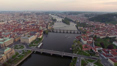 Vista-Aérea-Del-Río-Moldava-En-Praga.