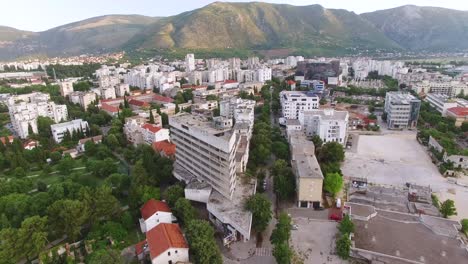 Una-Vista-Aérea-Muestra-La-Vista-De-Mostar-Desde-Una-Torre-De-Francotiradores