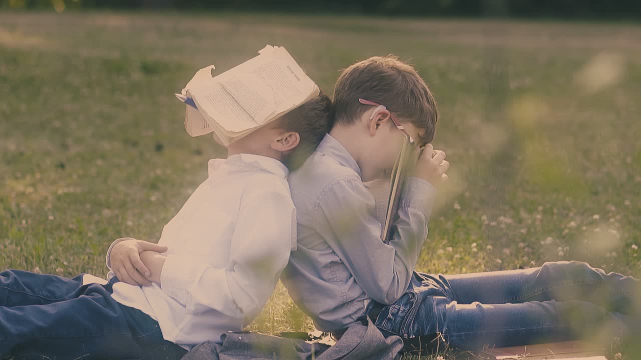 바람의 파도 책 페이지는 펜으로 잠자는 학생 머리에