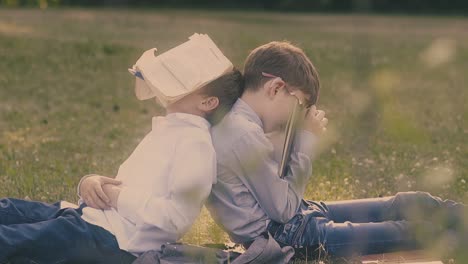 바람의 파도 책 페이지는 펜으로 잠자는 학생 머리에