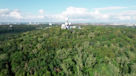 presentación lenta de la famosa torre de la época de la guerra fría