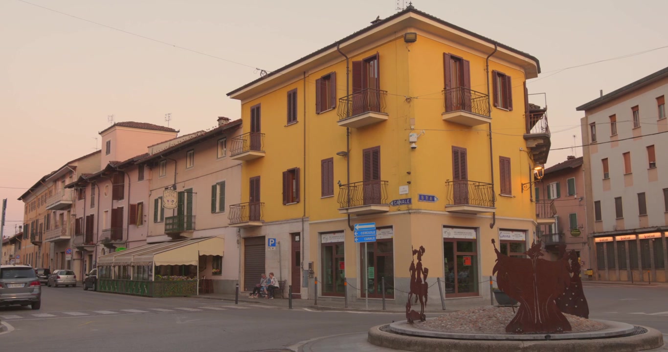 Encantador casco antiguo de Sommariva del Bosco, Italia, durante la hora dorada. La toma muestra edificios amarillos tradicionales, calles estrechas y la atmósfera tranquila de un pueblo italiano típico.