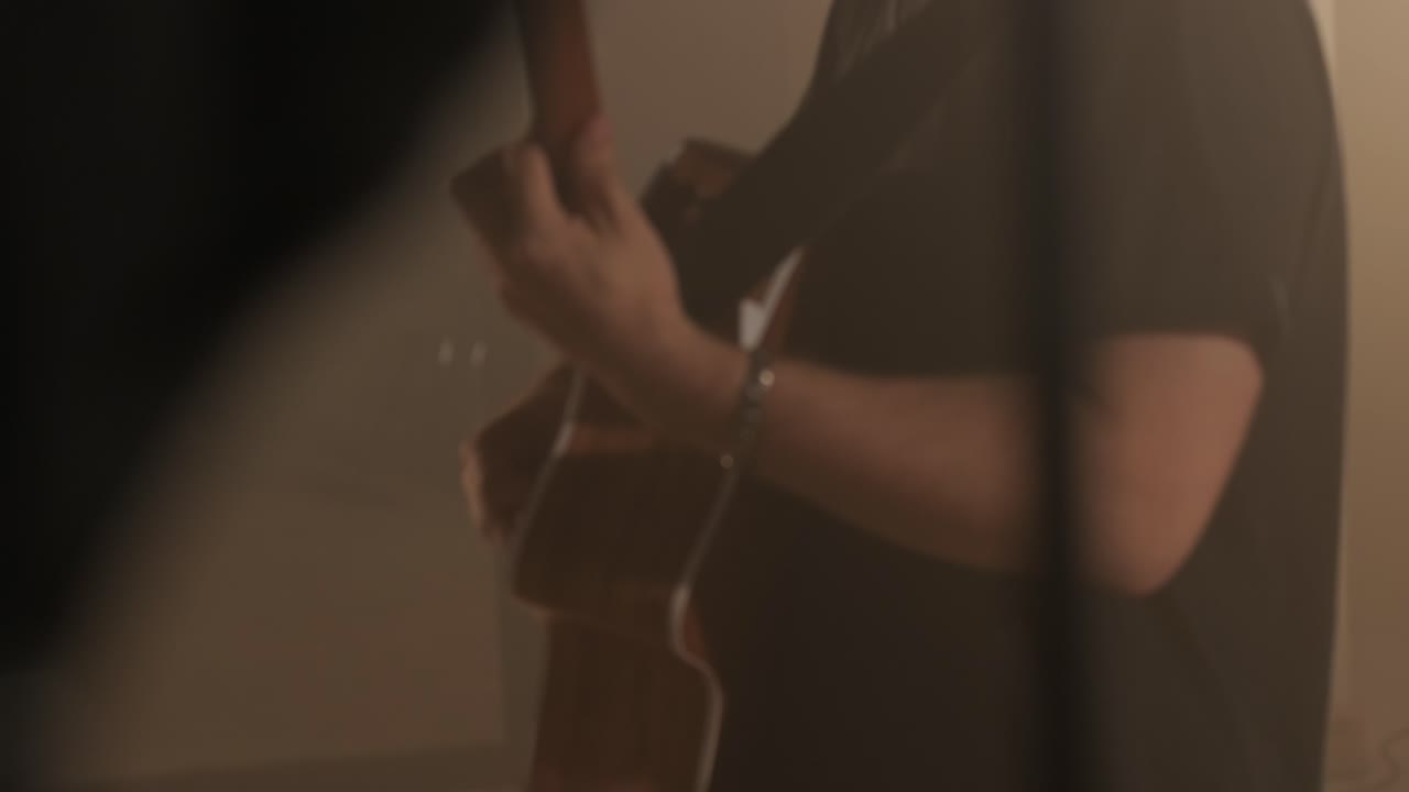 actuación en vivo de la banda con cantante, bajista, pianista, baterista y guitarrista