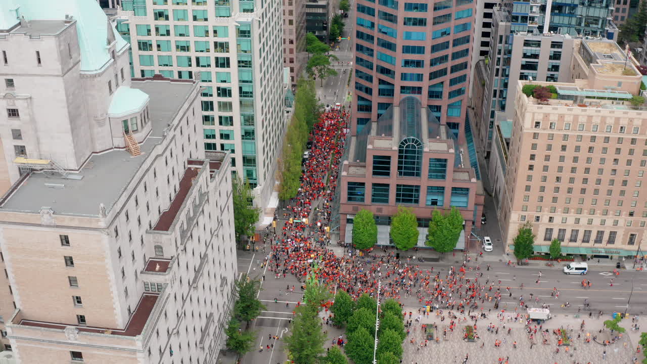 vista aérea de drones circulares de la marcha de protesta del día de canadá cancelada en vancouver, columbia británica, canadá
