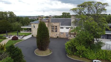 Aufsteigendes-Luftbild-über-Dalmeny-Park,-Einem-Luxuriösen-Schottischen-Landhaushotel