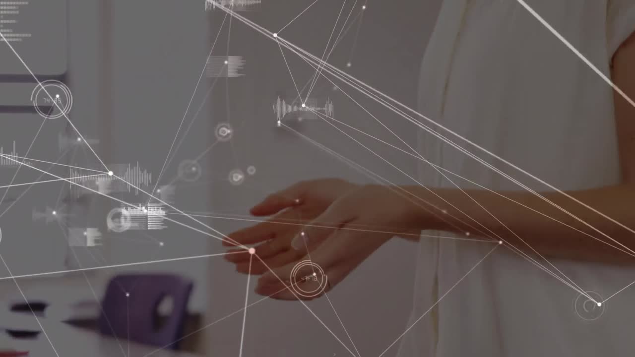 анимация сети соединений с обработкой данных над кавказской учительницей в классе