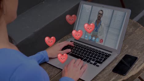 Animation-Fallender-Herzen-über-Einer-Person,-Die-Einen-Videochat-Führt