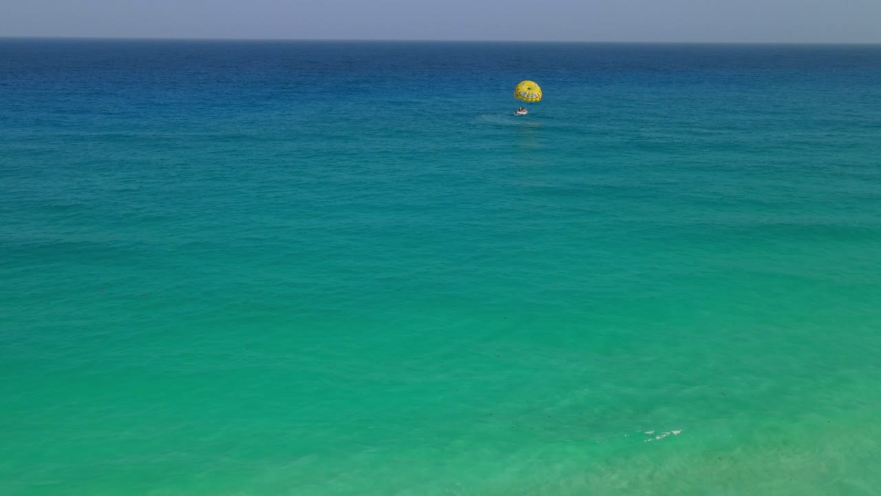 aterrizaje de un paracaídas en medio del hermoso mar de aguas claras
