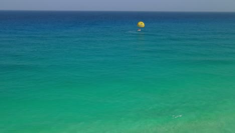 Aterrizaje-De-Un-Paracaídas-En-Medio-Del-Hermoso-Mar-De-Aguas-Cristalinas