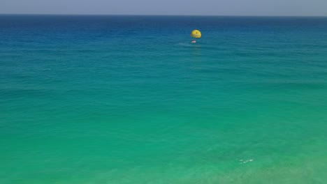 aterrizaje de un paracaídas en medio del hermoso mar de aguas claras