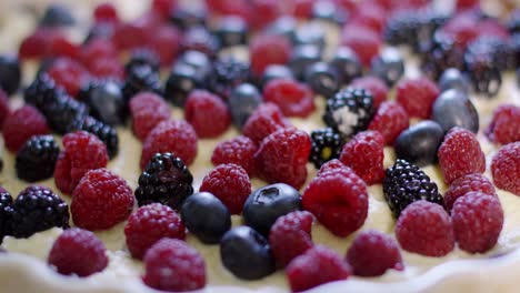 Pastel-Casero-Recién-Horneado-Con-Bayas-Variadas