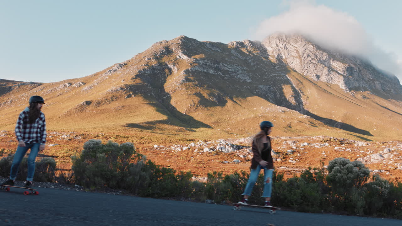 felices amigos multiétnicos longboarding juntos navegando cuesta abajo en una hermosa carretera de campo divirtiéndose patinando pasando el rato disfrutando de unas vacaciones de verano relajadas en cámara lenta