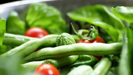 Foco-Superficial-Verde-Fresco-Y-Saludable-Hoja-De-Espinaca-Cucamelon-Tomate-Cherry-Ensaladera-Closeup-Dolly-Izquierda