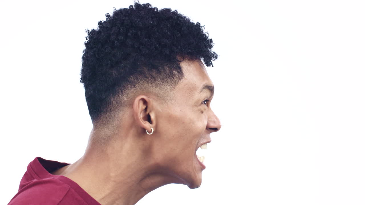 ira, gritos y cara de hombre en un blanco