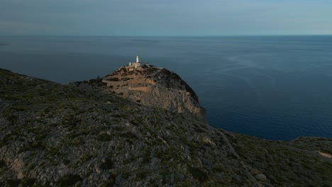 faro cap de formentor con espectaculares acantilados, montañas y formaciones rocosas al atardecer