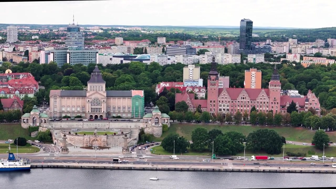 Un'ampia ripresa aerea dello storico argine Waly Chrobrego a Stettino, Polonia, con il Museo Nazionale e il lungofiume dell'Oder.
