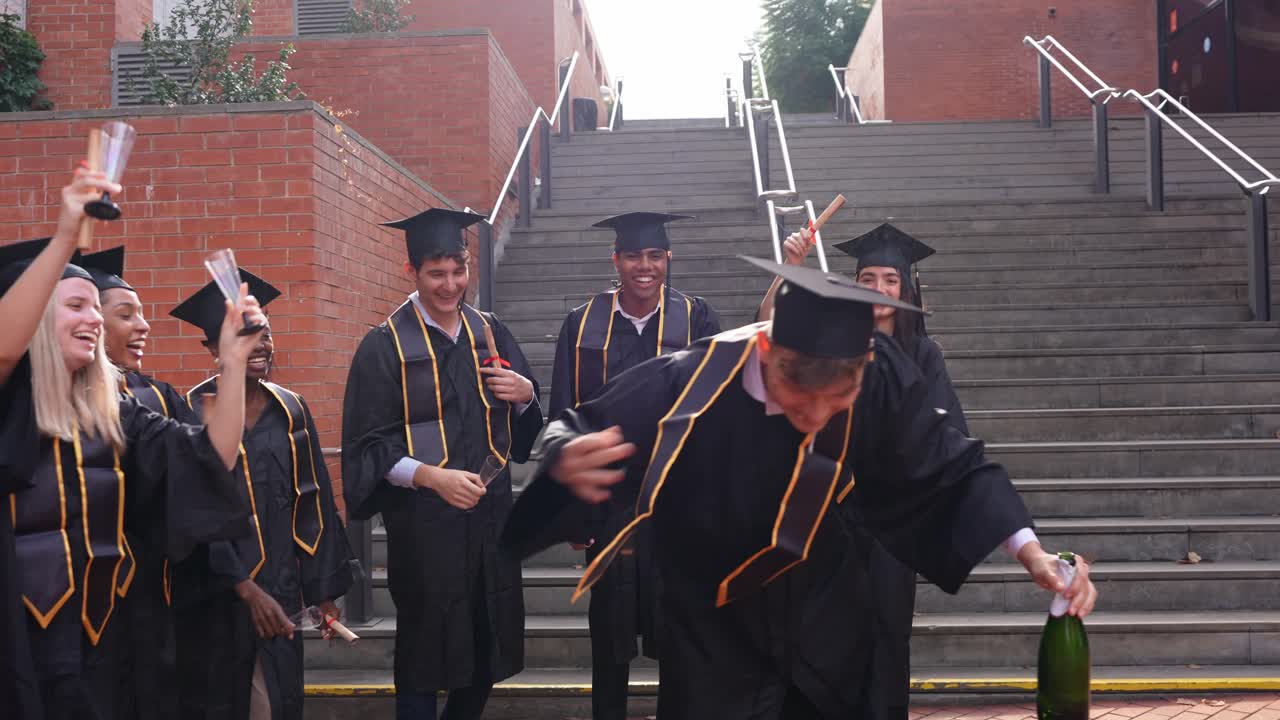 Glade dimittender fejrer med champagne på universitetscampus