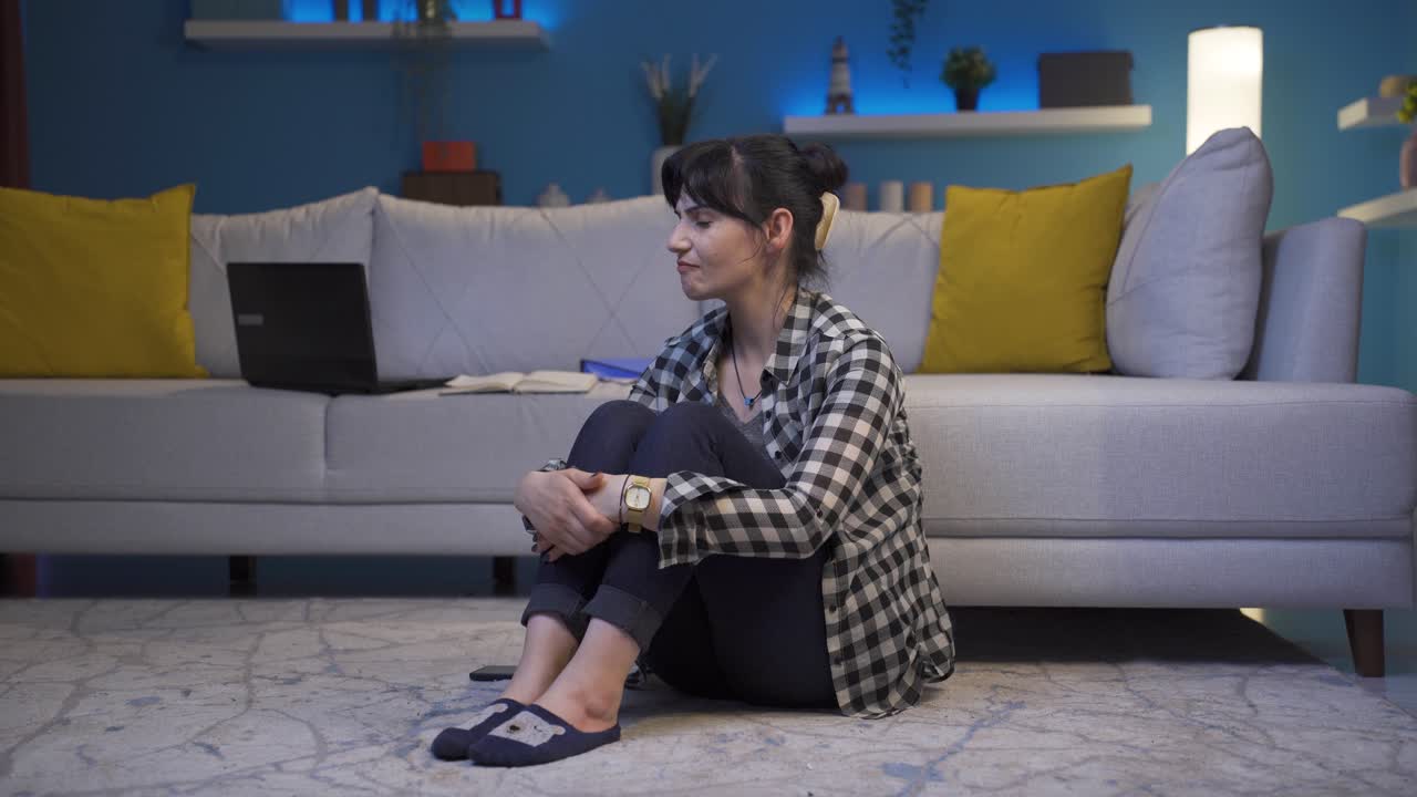 슬 ⁇ 에 빠진 여성은 우울증으로 고통받고 있습니다.