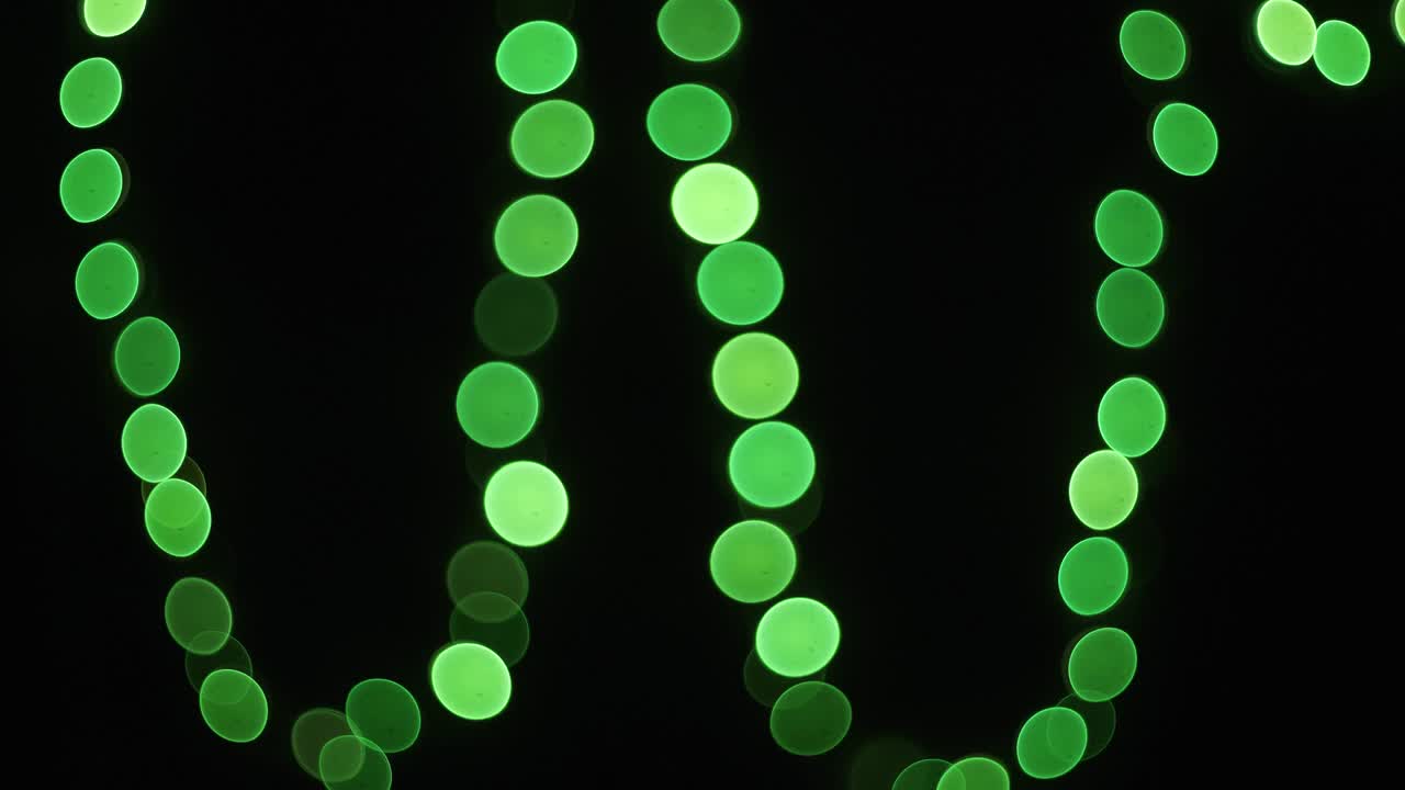 luces de color desenfocadas en la noche de navidad o año nuevo, fondo abstracto suave