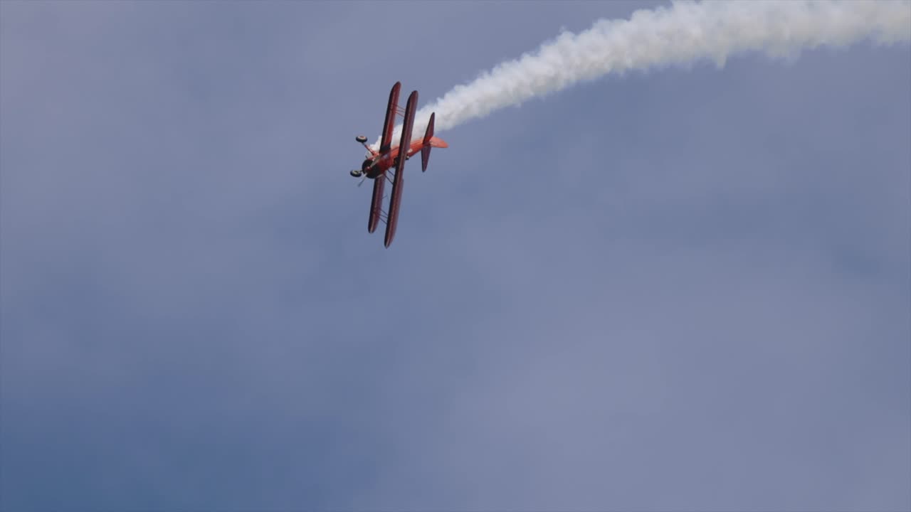 biplano muscular girando en el cielo realizando acrobacias aéreas en cámara lenta