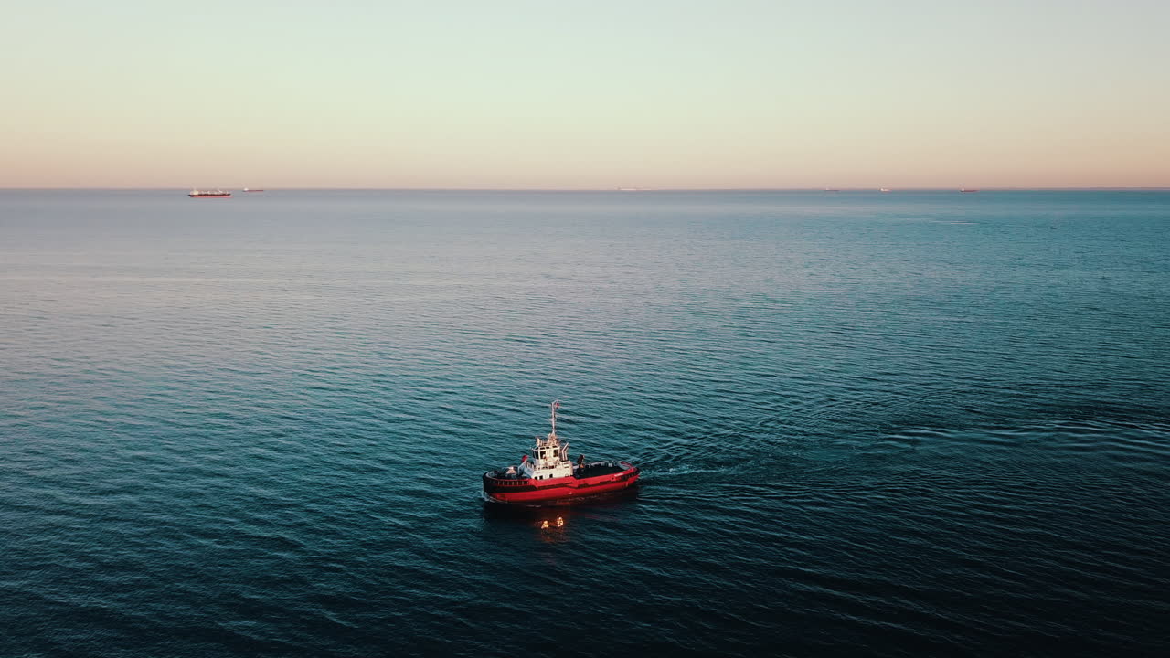 drone volando sobre el barco de pesca navegando en el mar al atardecer
