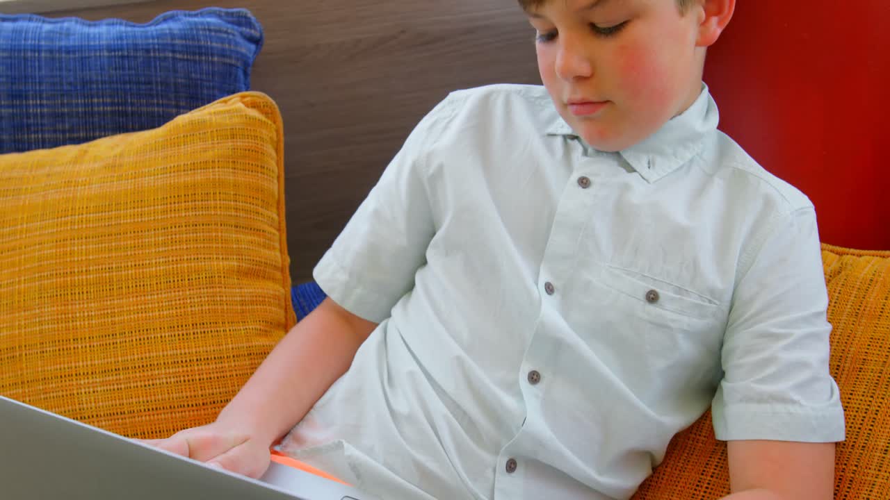 학교 도서관에서 노트북을 사용하는 학교 소년 4k