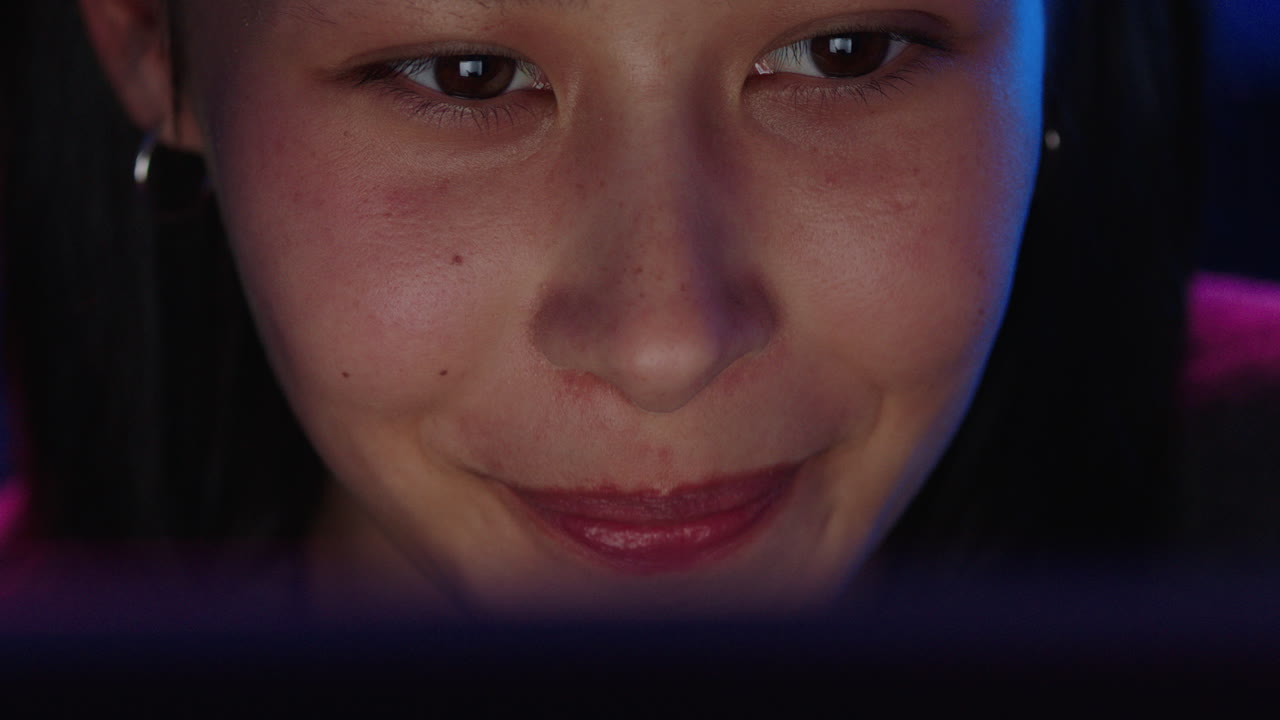 retrato en primer plano de una joven asiática que usa una tableta trabajando hasta tarde navegando en línea mirando la pantalla disfrutando de la conexión a internet