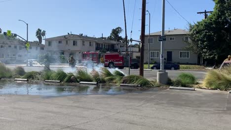 bomberos en la escena del incendio eléctrico