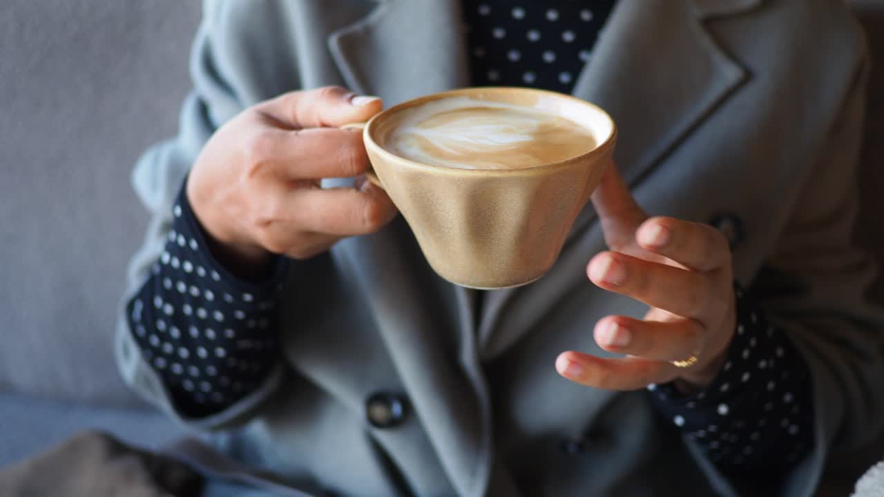 커피 한 잔 을 들고 있는 여자