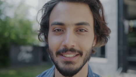 retrato de un hombre sonriente