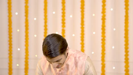 hombre indio dando la bienvenida a los invitados en diwali