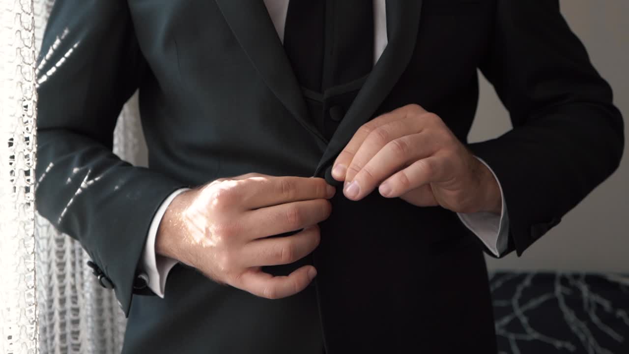 근접 남자의 손이 버튼을 고정