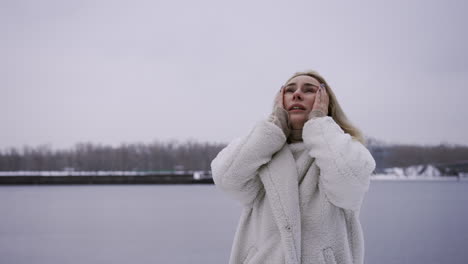 Desperate-woman-near-the-lake