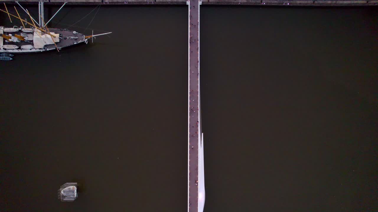 puente de la mujer를 따라 탑다운 보기, 스윙 다리를 건너는 관광객, 부에노스 아이레스