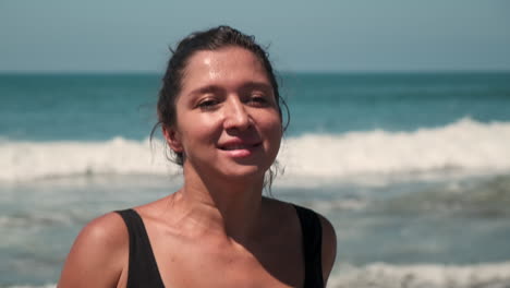 una mujer en una playa.