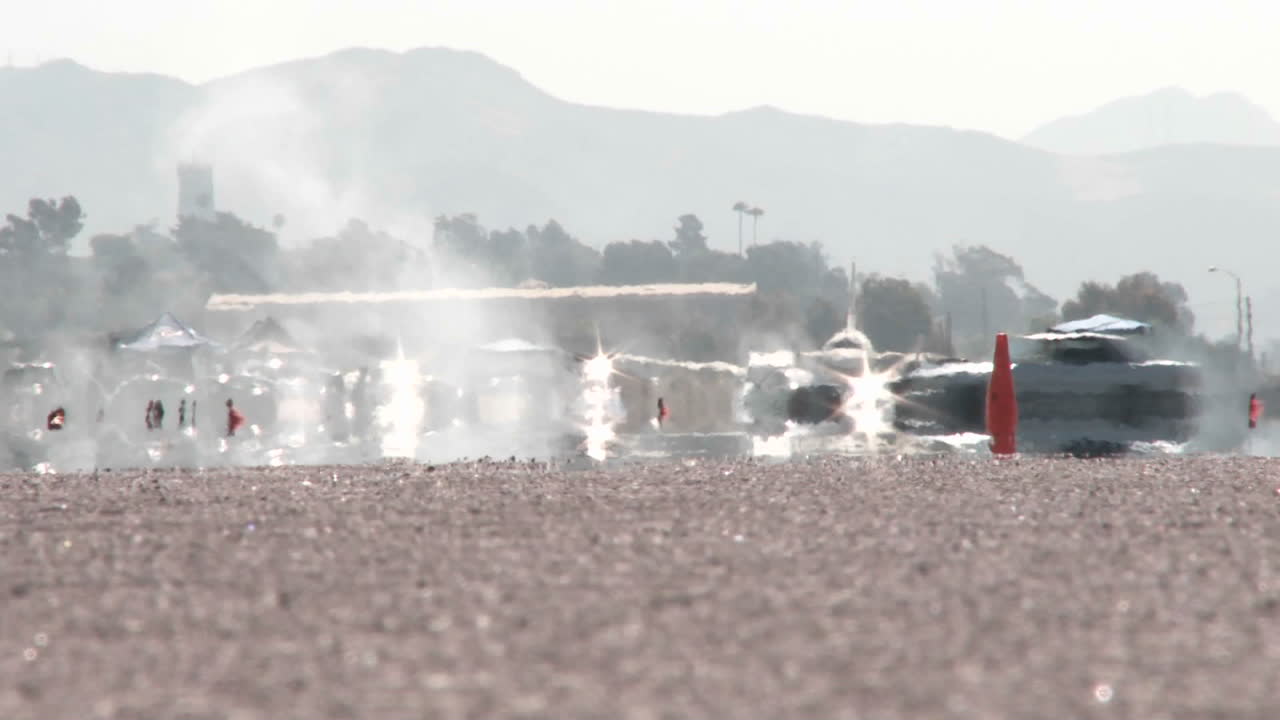 흰색 자동차가 운전 코스를 표류할 때 카마릴로 공항의 활주로에서 긴 샷