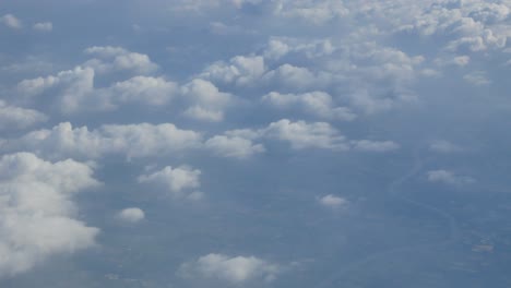 Naturhimmel-Vom-Flugzeug-Mit-Wolken-Im-Freien-Im-Sommer-Tagsüber
