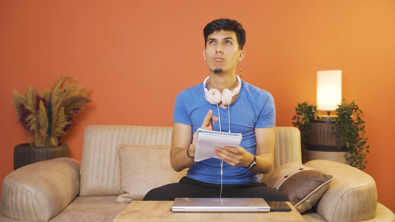 노트북을 들고 있는 남자는 생각하고 메모를 합니다.