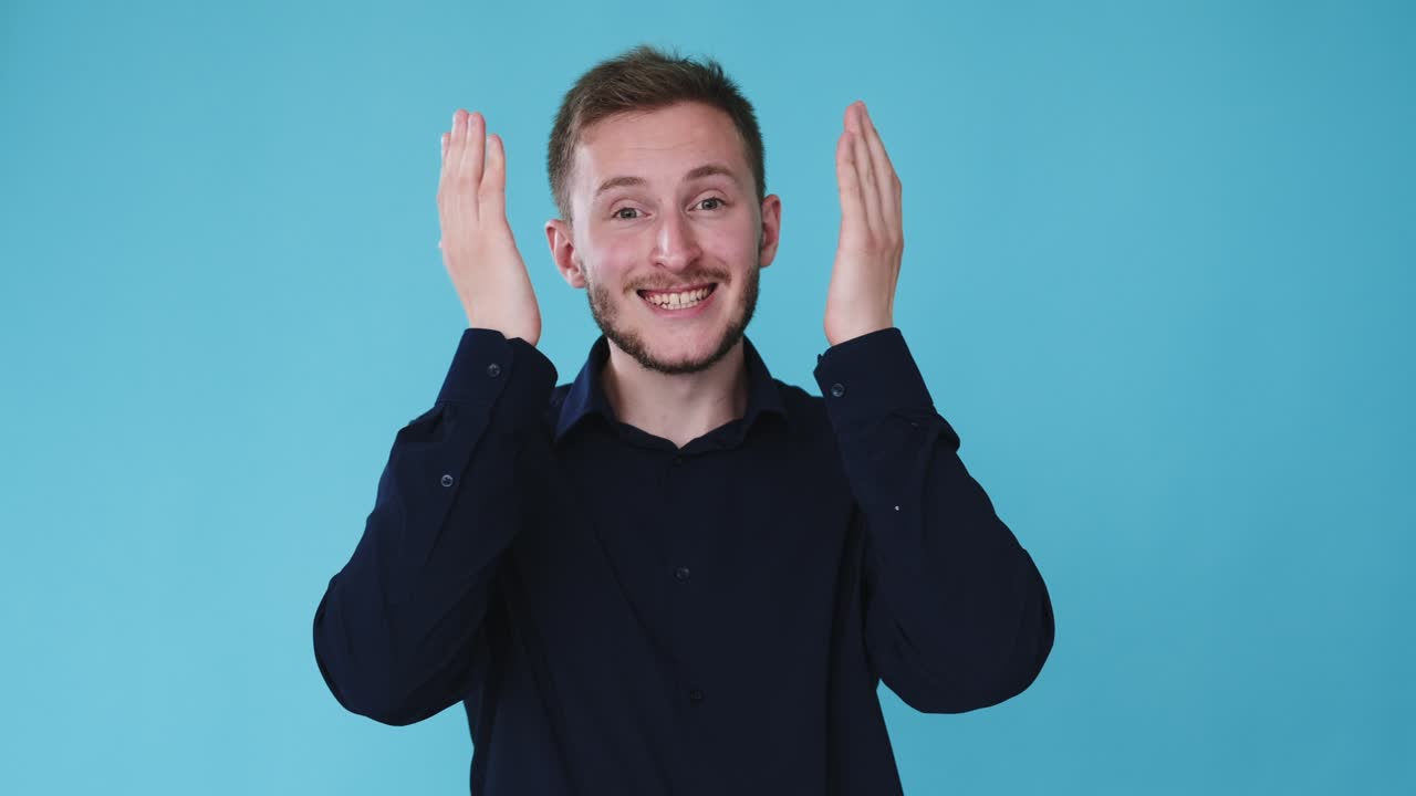 escondite y busca juego peekaboo hombre cerrando los ojos gif