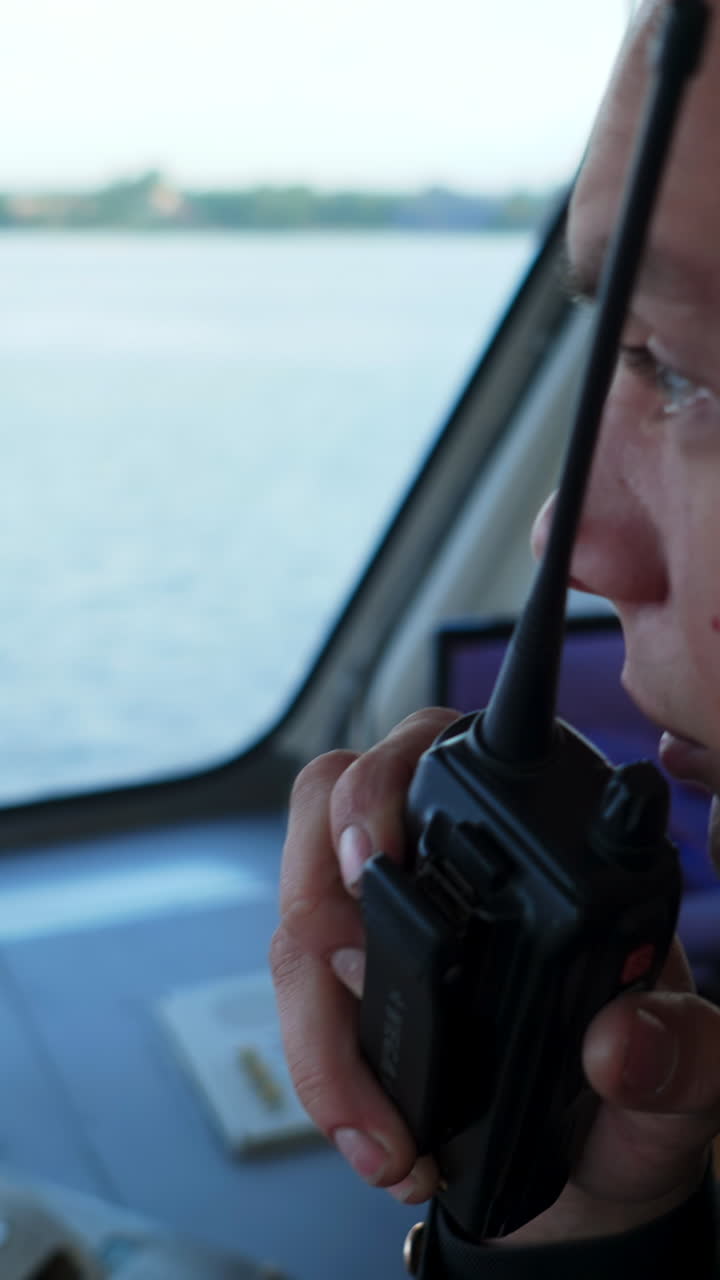 무 전기 야를 들고 남자