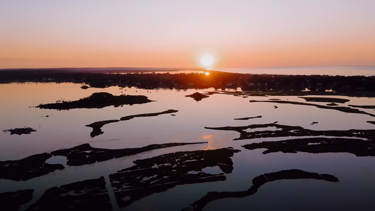 Scatto aereo al tramonto della palude del Rhode Island