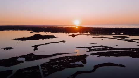 Toma-Aérea-De-La-Puesta-De-Sol-De-La-Tierra-Pantanosa-De-Rhode-Island