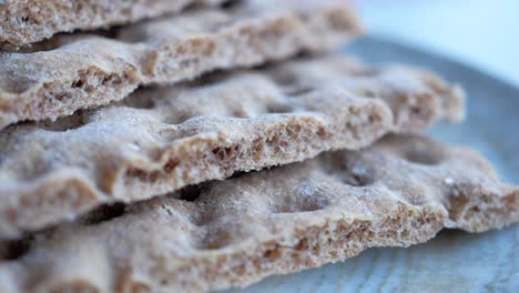 una pila de galletas de trigo entero crujientes